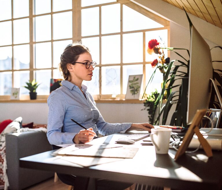 Gefährdungsbeurteilung Frau im Homeoffice