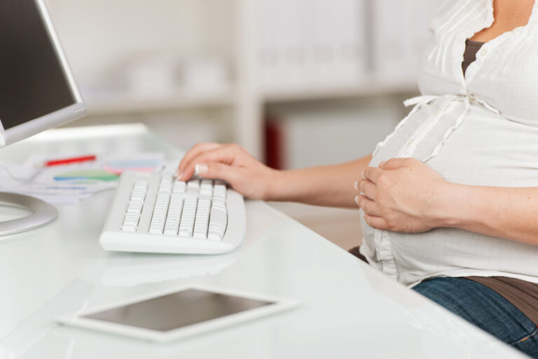 schwangere frau arbeitet im büro