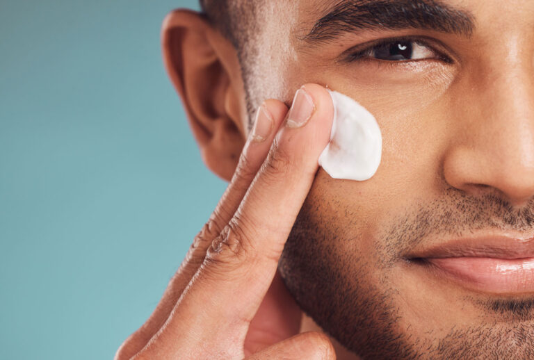 Hautkrebs Sonnencreme Mann Gesicht auftragen Creme