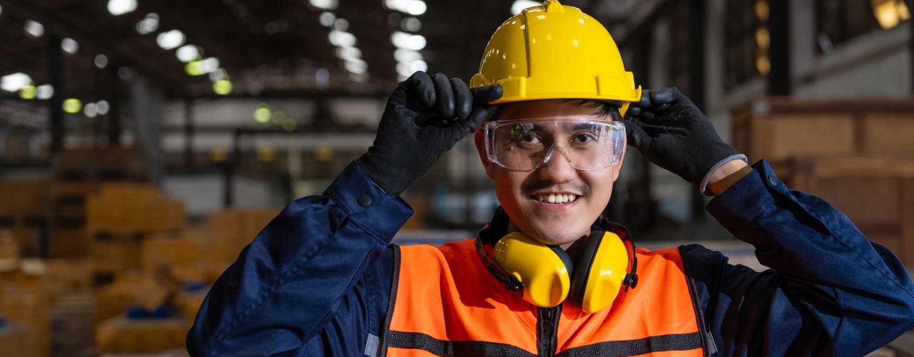 Mann Schutzhelm Helm Weste Gehörschutz Schutzbrille PSA Handschuhe